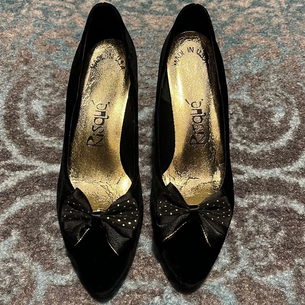 Risque Brand / size 9 / Black Velvet with Bow